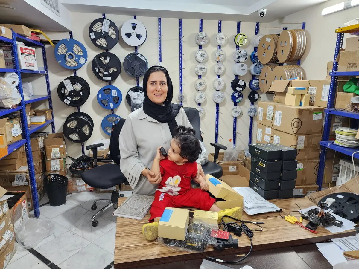 فاطمه جمالی و نیکا در فضای کار و تجهیزات الکترونیک